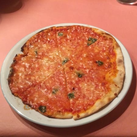 Pizzeria SABATINI （ピッツェリア サバティーニ）のモッツアレラ・バジリコ・トマトソースのピッツァの画像